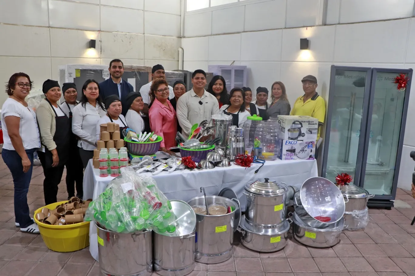 Omar Muñoz y Tere Alfaro entregan refrigerador a la estancia de día de Cuautlancingo