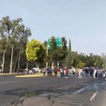 Padres bloquean bulevar Forjadores tras agresión en la primaria Fernando Ximello