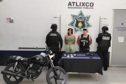 Policías de Atlixco detienen a pareja que intercambiaba sustancias ilícitas