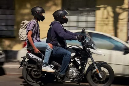SSP pide regulación y prohibición de que dos personas viajen a bordo de una motocicleta