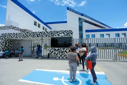 Salud e IMSS Bienestar mantienen diálogo con personal del Hospital