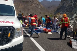 Tragedia en Oaxaca: 18 muertos y 36 heridos tras volcadura de autobús
