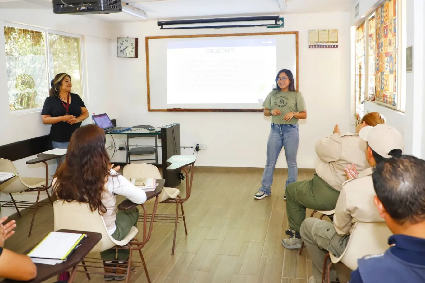 Capacita SMDIF en primeros auxilios psicólogicos a personal de Africam Safari