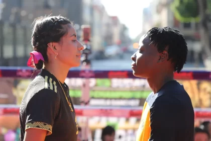 "La Bonita" Sánchez realiza entrenamiento en el Zócalo con poblanas y poblanos