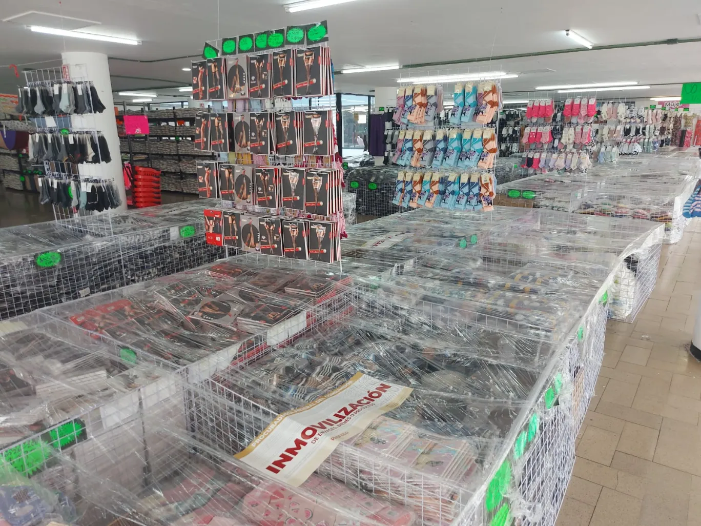 Inmovilizan gobierno estatal y Profeco productos textiles en tienda de importaciones
