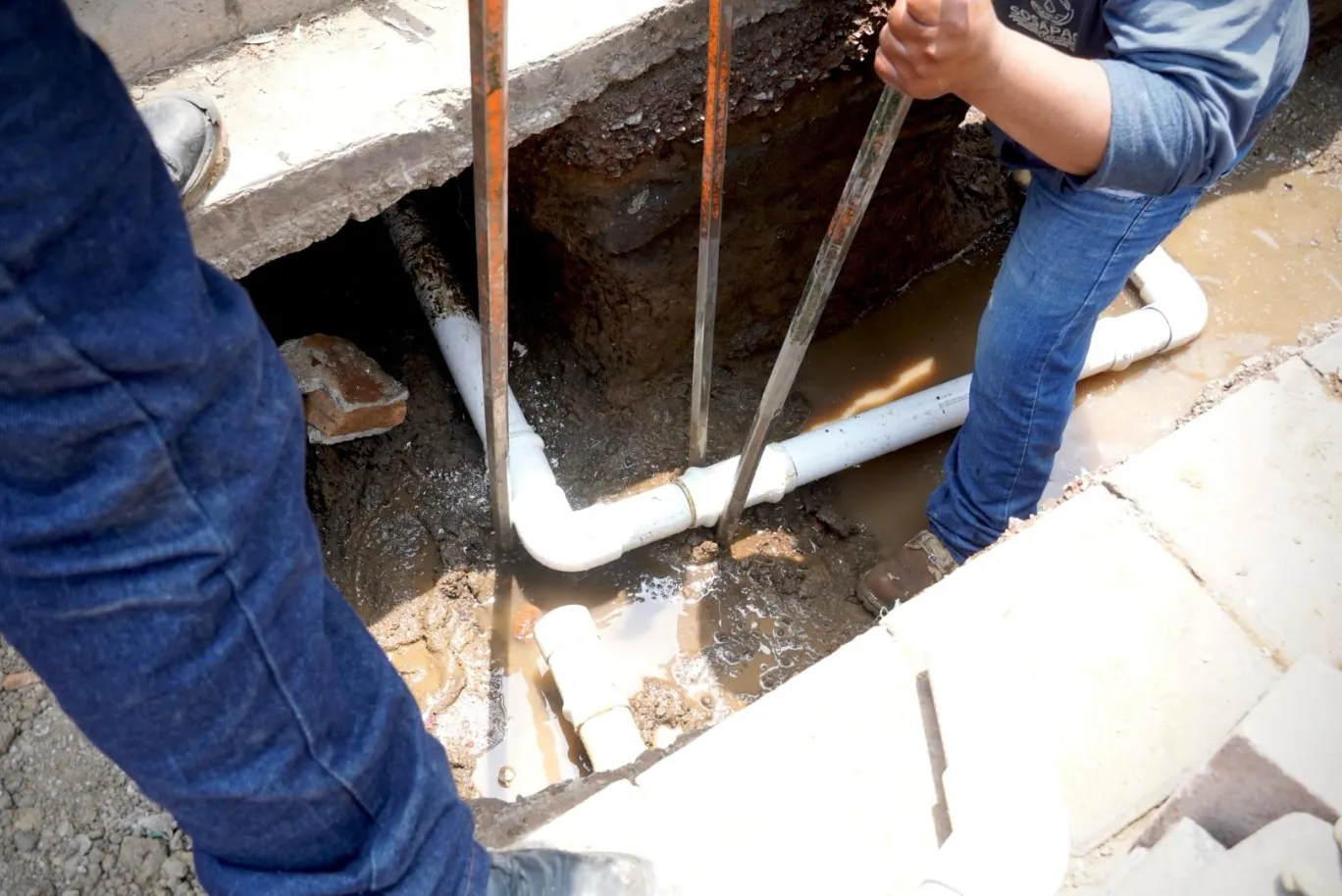 Mejora la distribución de agua en Santa María Xixitla con trabajos de reparación y mantenimiento del SOSAPACH