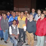 Omar Muñoz realiza caminata nocturna en Cuatro Caminos