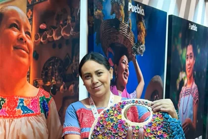 Puebla destaca en tianguis binacional con artesanías de palma