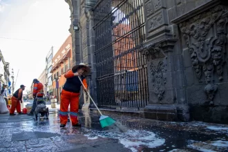 Se prepara la Ciudad de Puebla para recibir a turistas y locales con limpieza integral en templos históricos