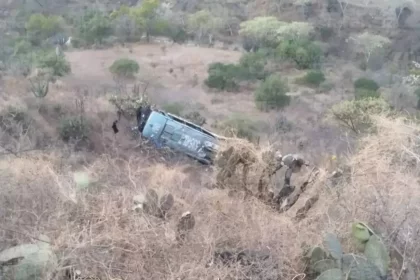 Seis personas fallecen y 16 resultan heridas tras volcadura de autobús en Coxcatlán