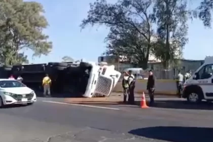 Tráiler vuelca en la Autopista México–Puebla y provoca congestión vehicular