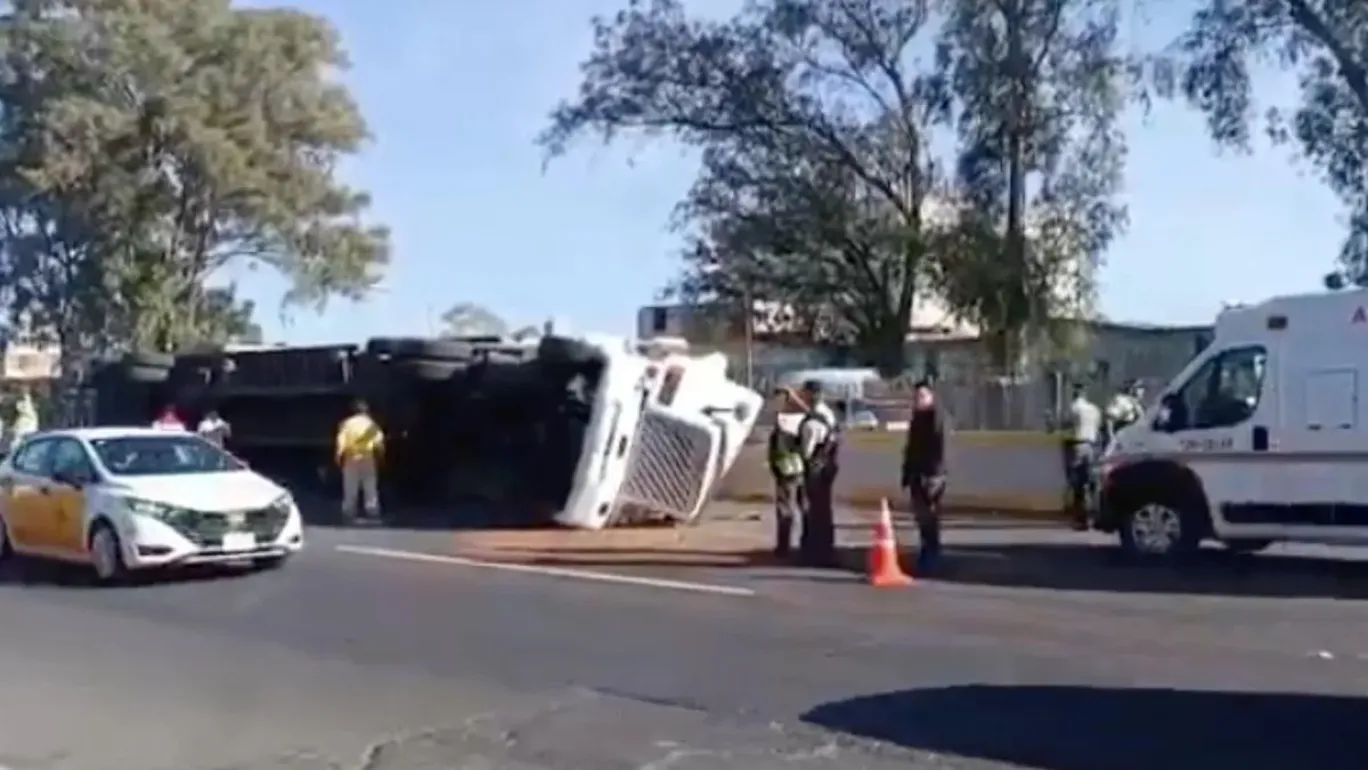Tráiler vuelca en la Autopista México–Puebla y provoca congestión vehicular