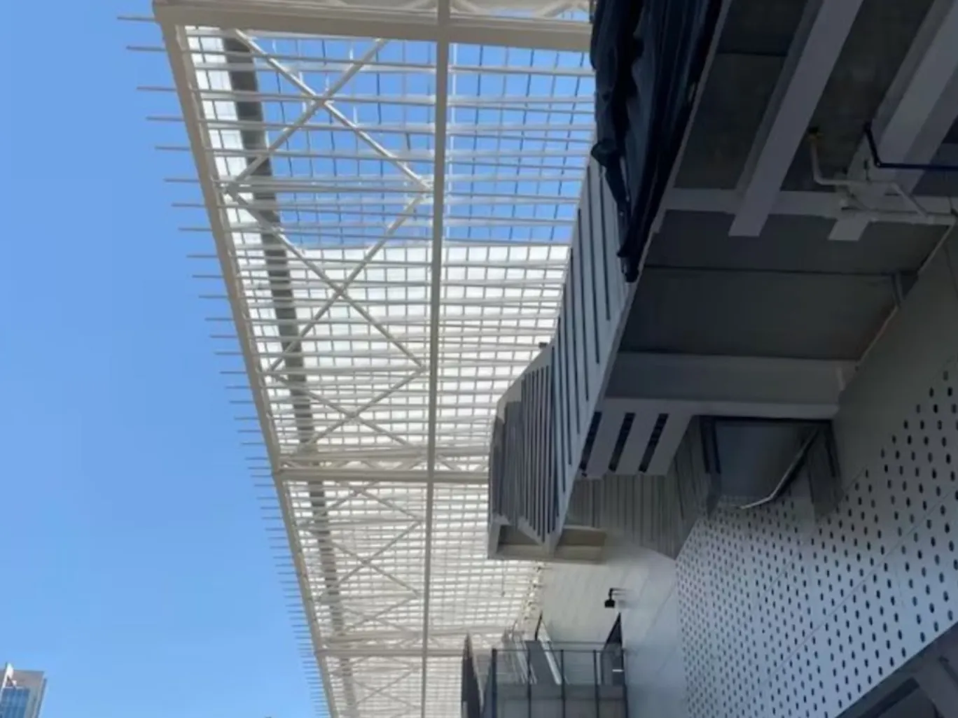 Tren Interurbano México - Toluca: techo de la estación Santa Fe se desprendió por fuertes vientos