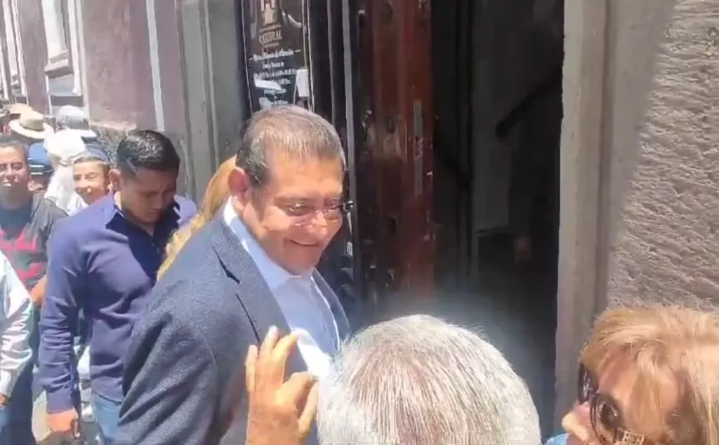 Turistas felicitaron al gobernador, Alejandro Armenta, y a su esposa Cecy Arellano en el centro histórico de la ciudad