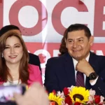 Turistas felicitaron al gobernador, Alejandro Armenta, y a su esposa Cecy Arellano en el centro histórico de la ciudad