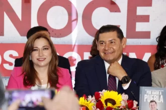 Turistas felicitaron al gobernador, Alejandro Armenta, y a su esposa Cecy Arellano en el centro histórico de la ciudad