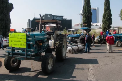 Bloqueo en autopista y oficinas del SAT: Campesinos piden trato justo y pago de apoyos