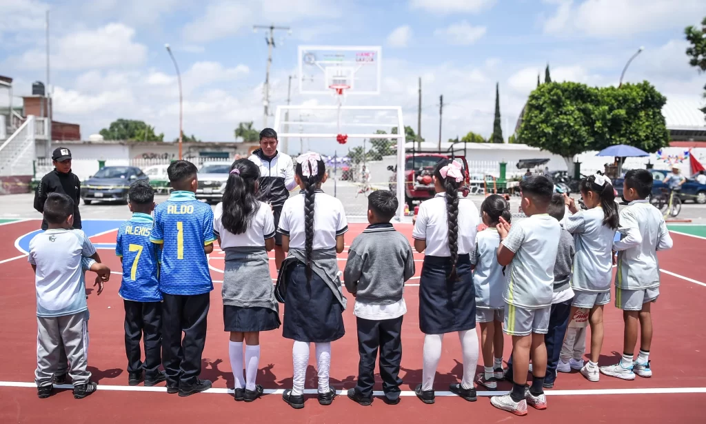 Vianey García rehabilita espacio deportivo en la Junta Santa María Moyotzingo en San Martín Texmelucan