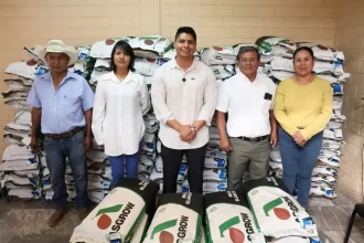 Entrega Omar Muñoz apoyos a agricultores de San Lorenzo Almecatla