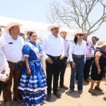 Gobernador Armenta se une a la cabalgata más grande en honor a San Isidro Labrador