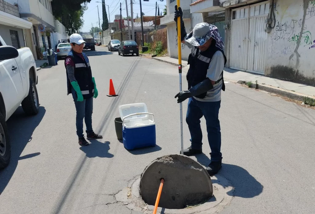 Monitorea Gobierno de la Ciudad calidad en pozos de visita de drenaje en Amalucan y San Jerónimo Caleras