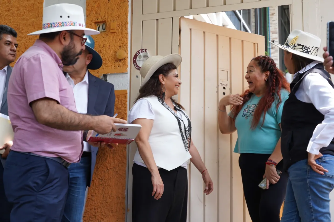 Programa Megabachetón ha reparado más de 154 mil baches en 70 días, informa Clara Brugada durante Casa por Casa