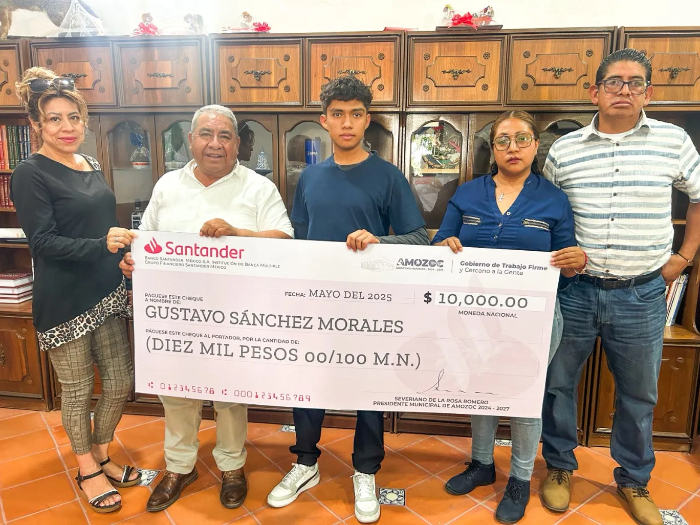 Severiano de la Rosa apoya a joven talento representará a Amozoc en competencia nacional de Química