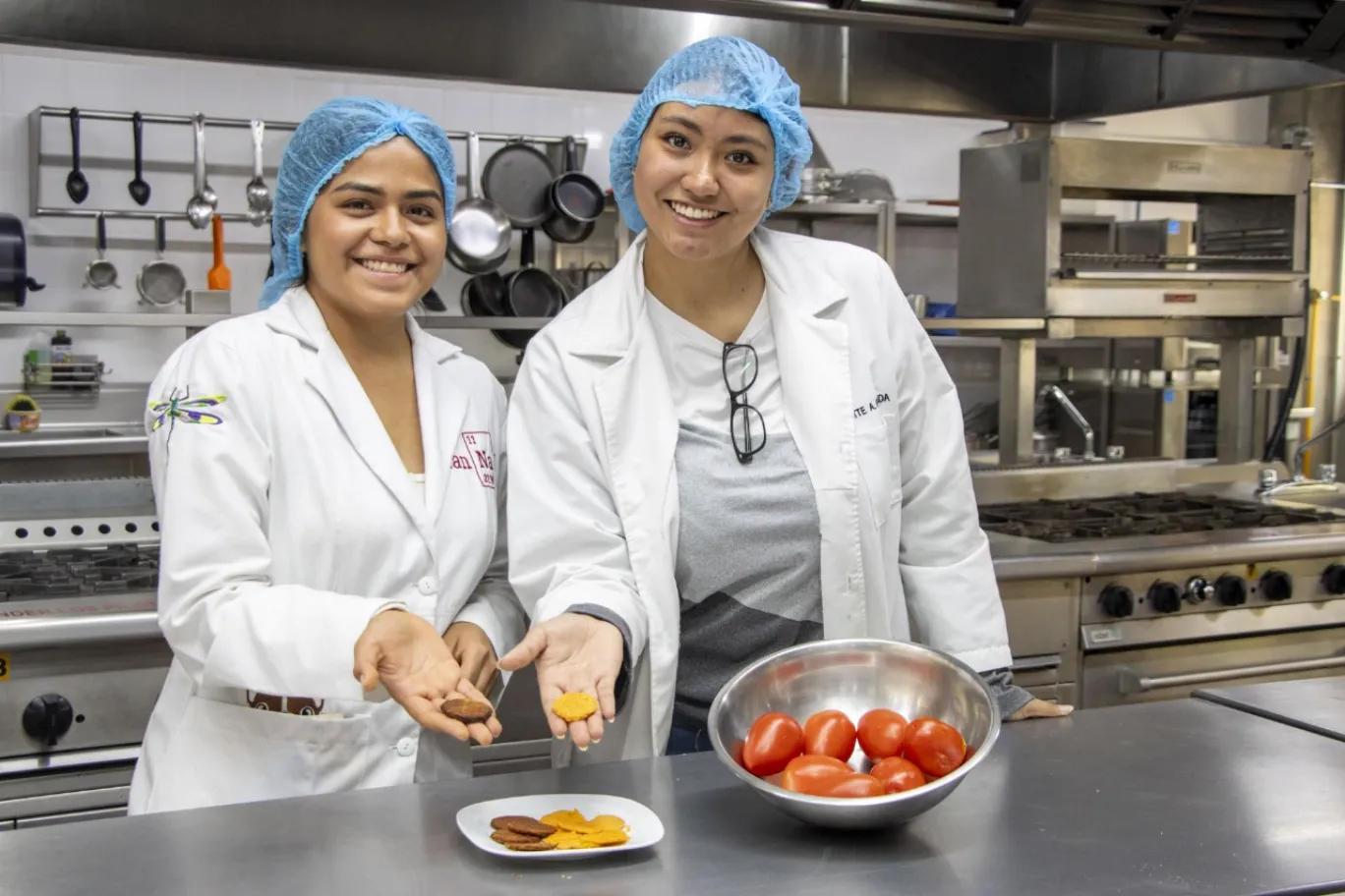 Talentos IBERO Puebla aprovechan excedente de jitomate para innovar en la industria alimentaria