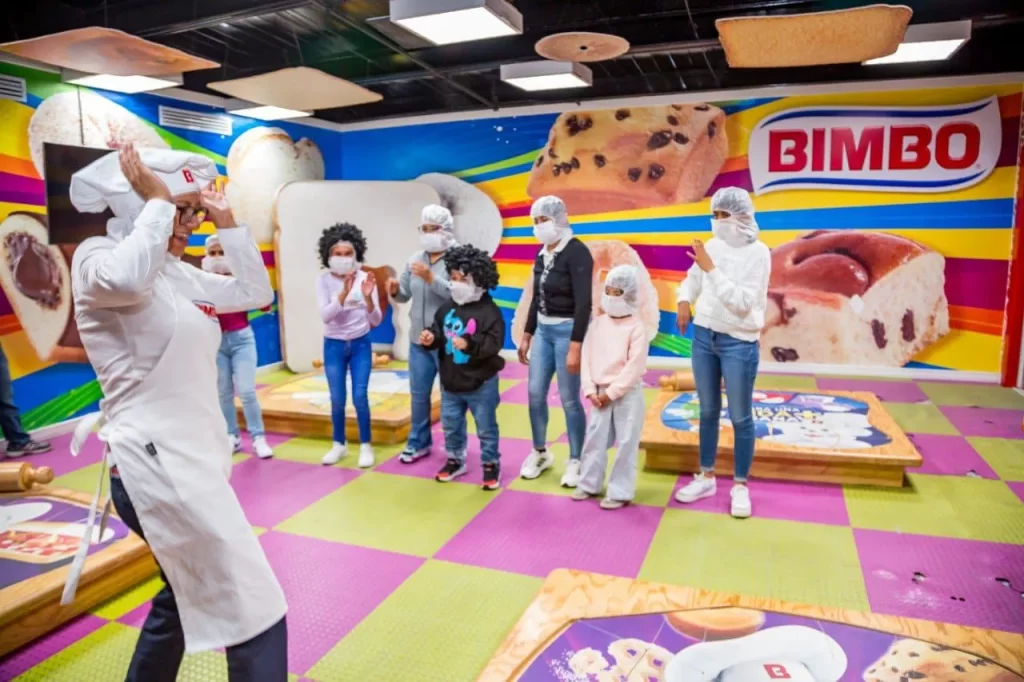 Visitan usuarias y usuarios del CMERI fábrica de grupo Bimbo (1)