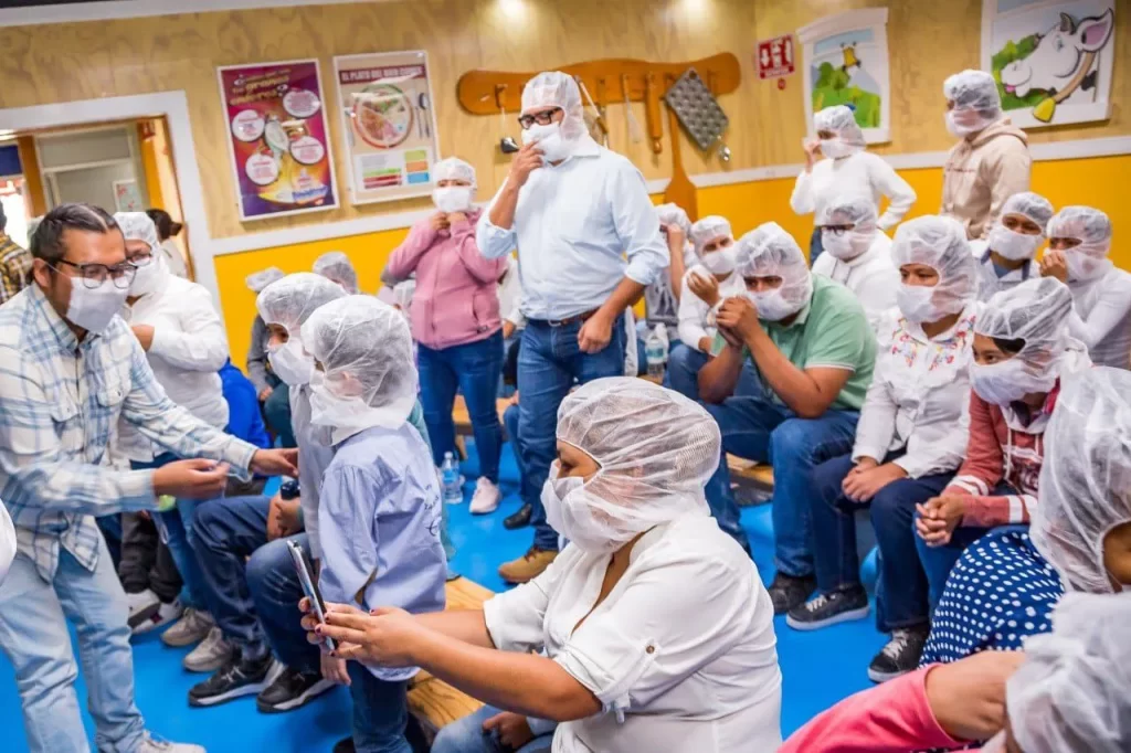 Visitan usuarias y usuarios del CMERI fábrica de grupo Bimbo (2)
