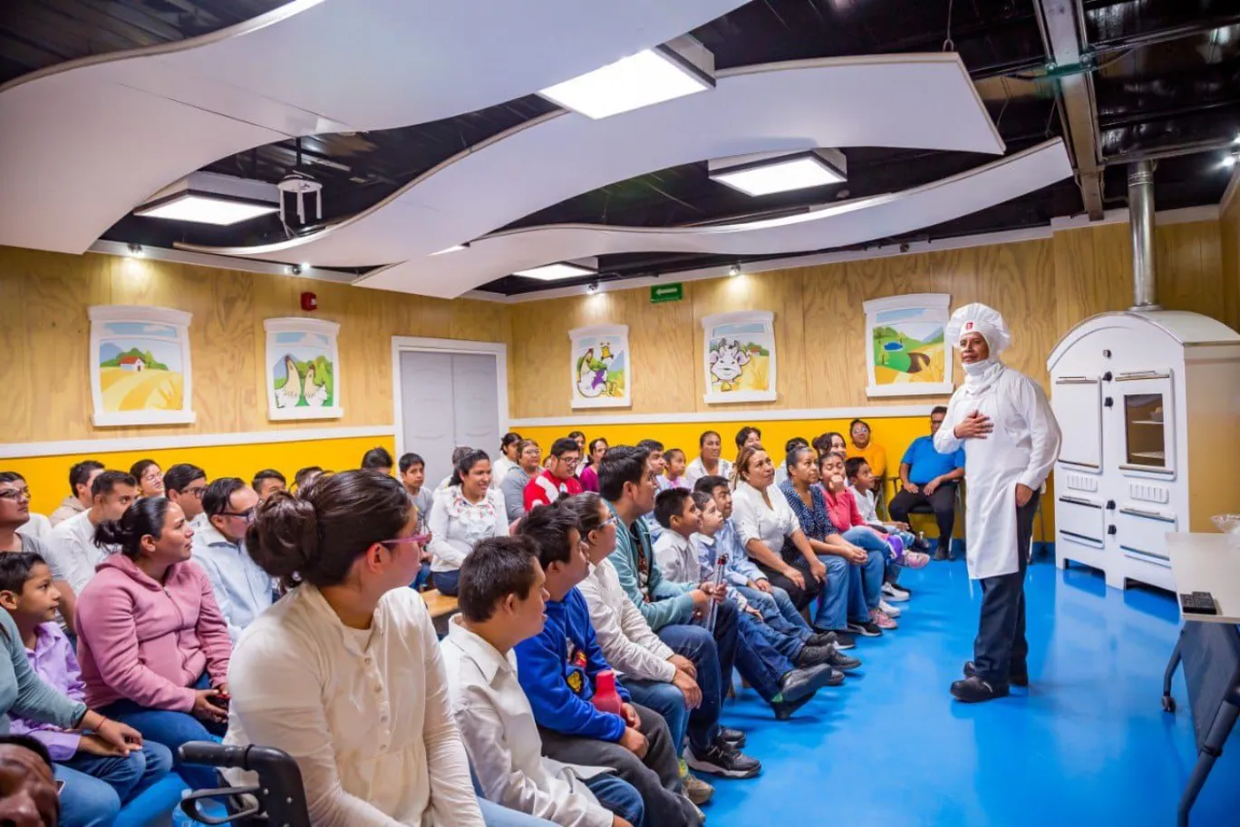 Visitan usuarias y usuarios del CMERI fábrica de grupo Bimbo