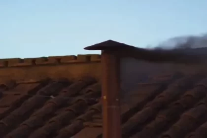 ¡Humo negro! No hay sucesor del papa Francisco en El Vaticano