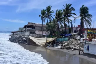 Acapulco: 'Los restaurantes quedaron reducidos a pedazos, el mar se tragó toda la playa'