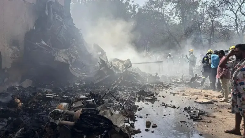 Al menos 241 muertos y un único sobreviviente al estrellarse en India un avión que se dirigía a Londres