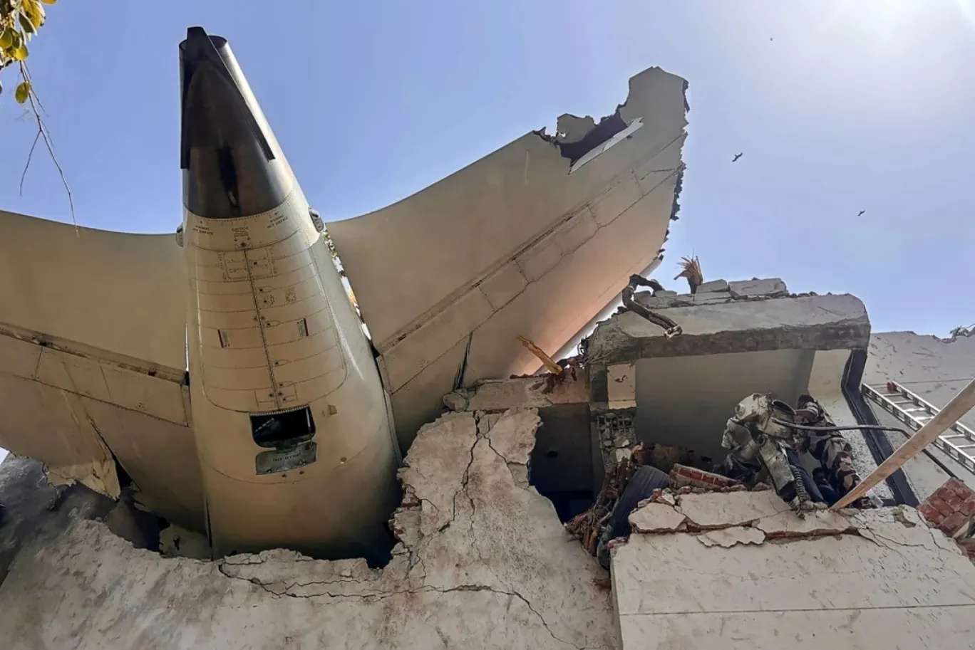 Al menos 241 muertos y un único sobreviviente al estrellarse en India un avión que se dirigía a Londres