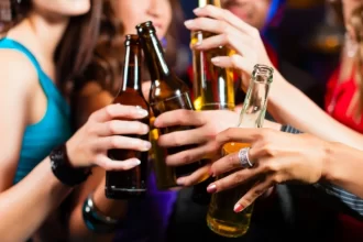Alcohol está detrás del 30 por ciento de los casos de cáncer de hígado ¿Otra copita?