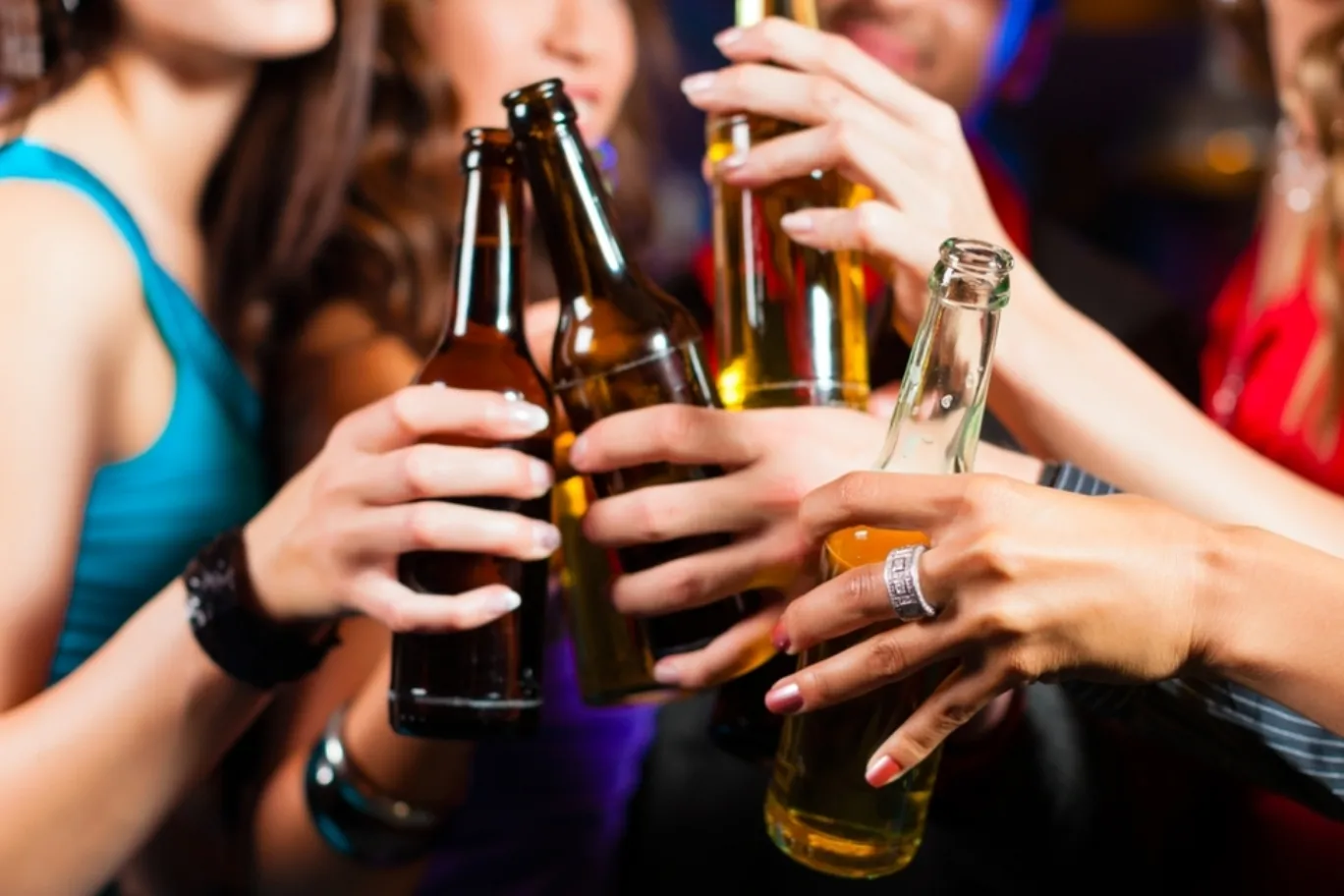 Alcohol está detrás del 30 por ciento de los casos de cáncer de hígado ¿Otra copita?