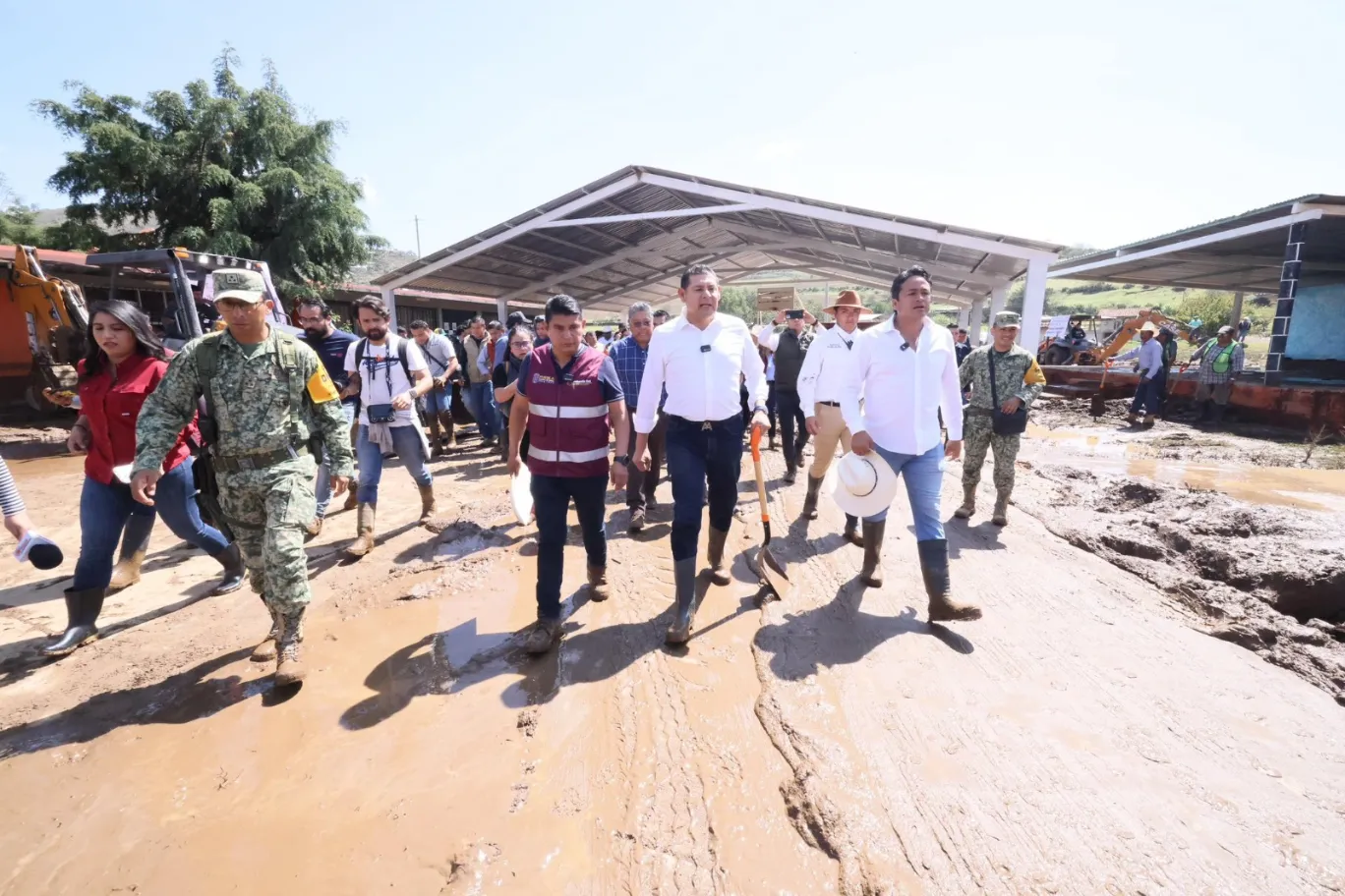Alejandro Armenta recorrió la zona dañada por las lluvias en Ajolotla, Chignahuapan, Tepeojuma e Izúcar