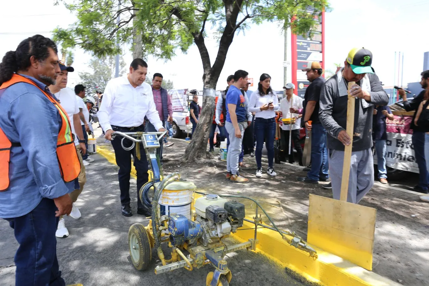 Con faena y bacheo, Gobierno del Estado atiende necesidades viales