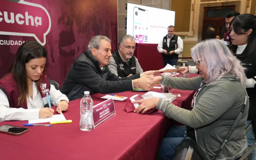 Pepe Chedraui continúa La Capital te Escucha: en el Palacio Municipal; recibió a poblanas y poblanos