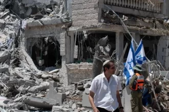 El líder supremo de Irán amenaza a EE.UU. con un "daño irreparable" si entra en el conflicto del lado de Israel