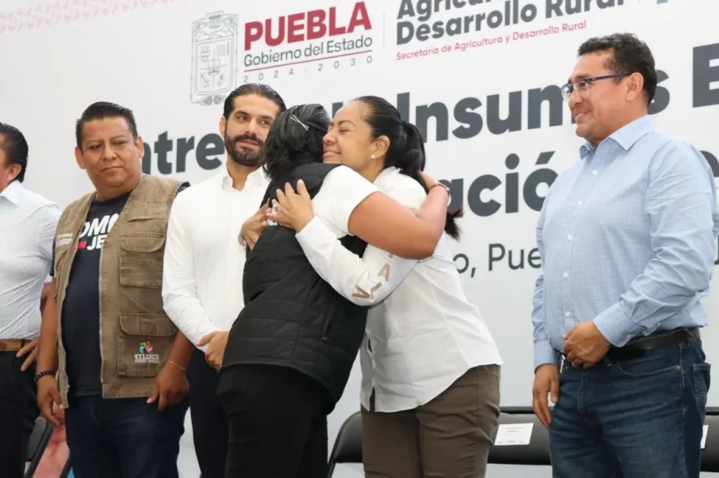 En tiempo récord Ariadna Ayala y Gobernador de Puebla entregan apoyos a floricultores de Atlixco afectados por las lluvias
