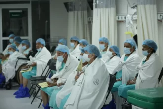 Especialistas del Hospital General de La Raza realizan jornada de cirugías de cataratas para beneficio de 150 personas