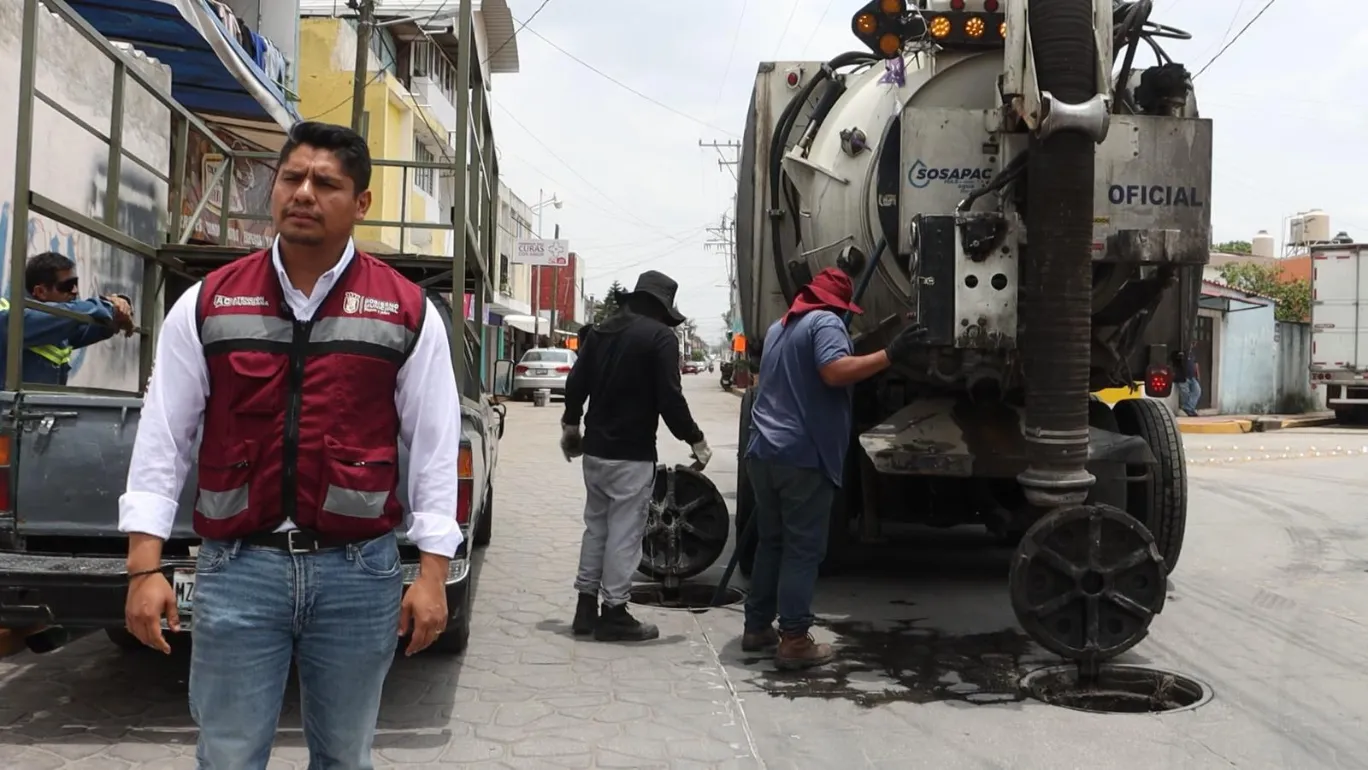 Omar Muñoz supervisa labores de desazolve previas al inicio de la Feria de Cuautlancingo 