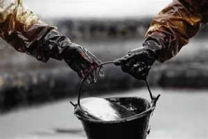 Precios del petróleo se disparan por escalada de conflicto entre Israel e Irán