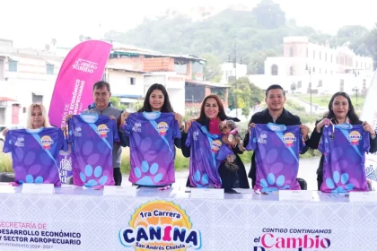 Presentan medalla y playera de la 1ª Carrera Canina en San Andrés Cholula