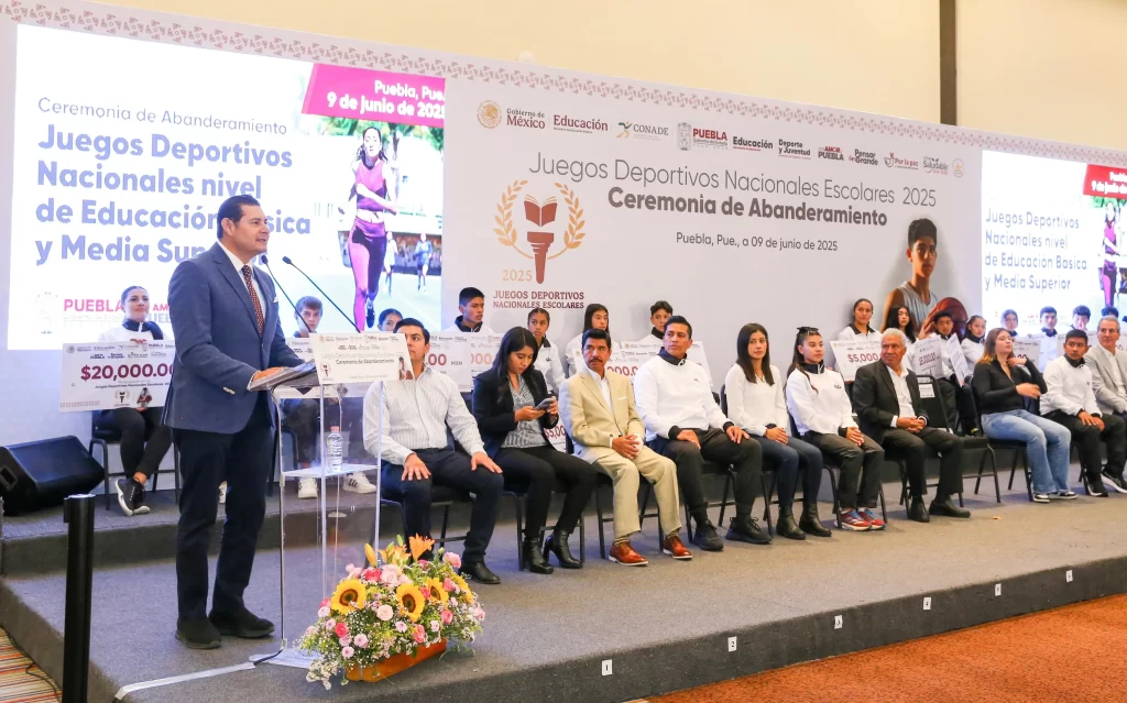 Alejandro Armenta abanderó a competidores poblanos para los Juegos Deportivos Nacionales Escolares 2025