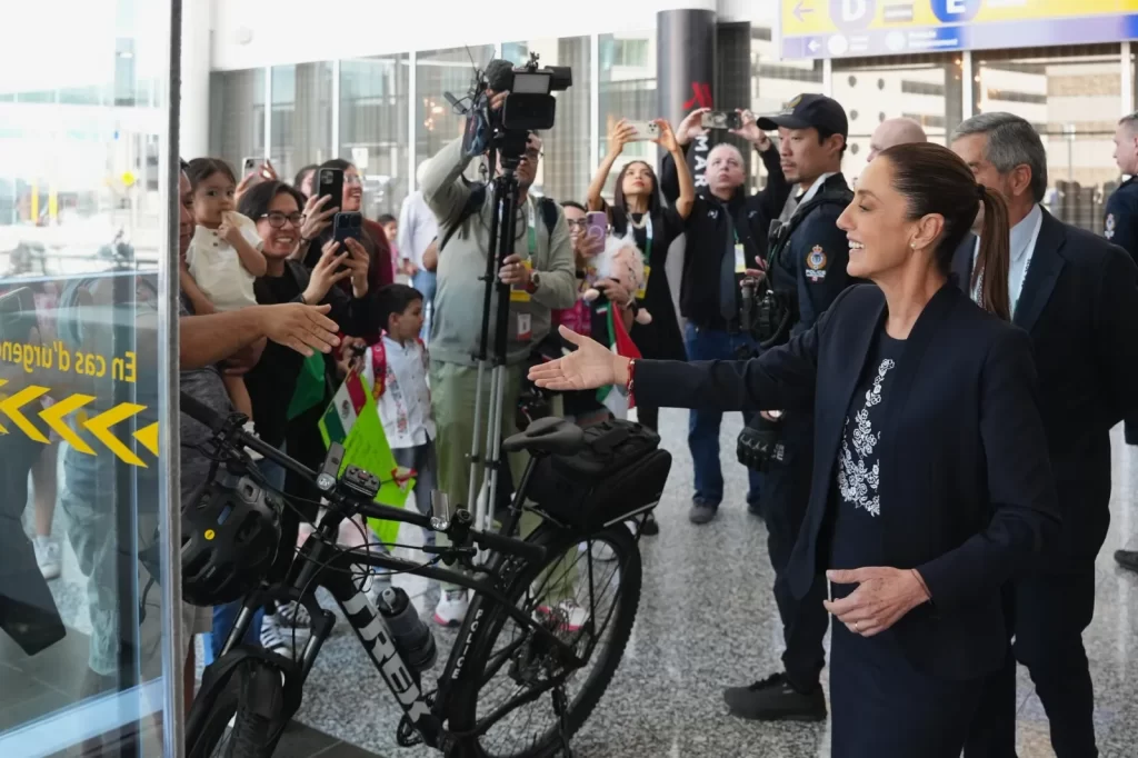 Sheinbaum llega a Calgary; es recibida por un contingente de mexicanos
