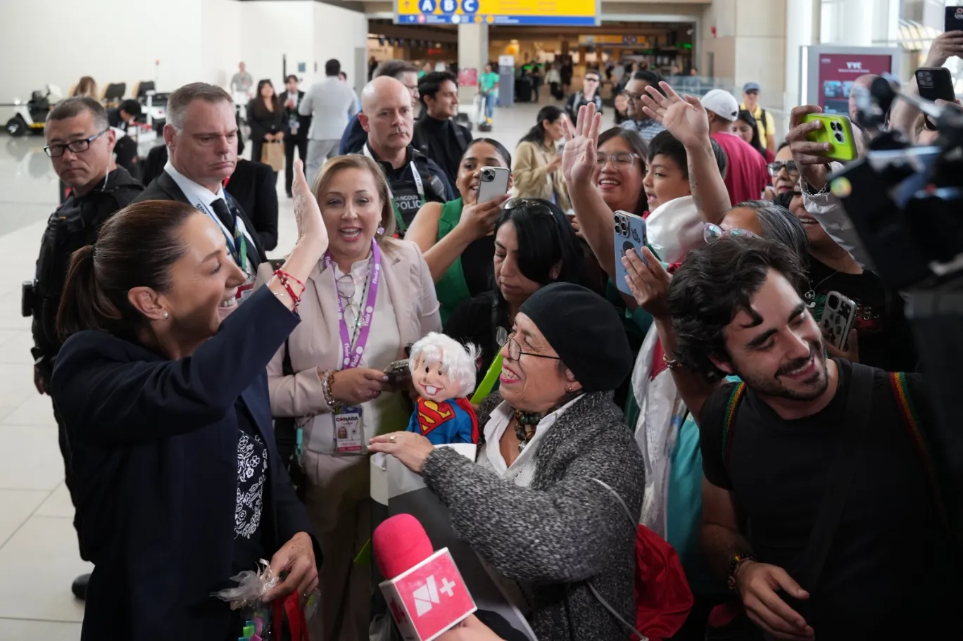 Sheinbaum llega a Calgary; es recibida por un contingente de mexicanos