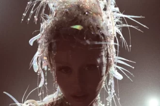 “Something Beautiful” es el noveno álbum de estudio de Miley Cyrus